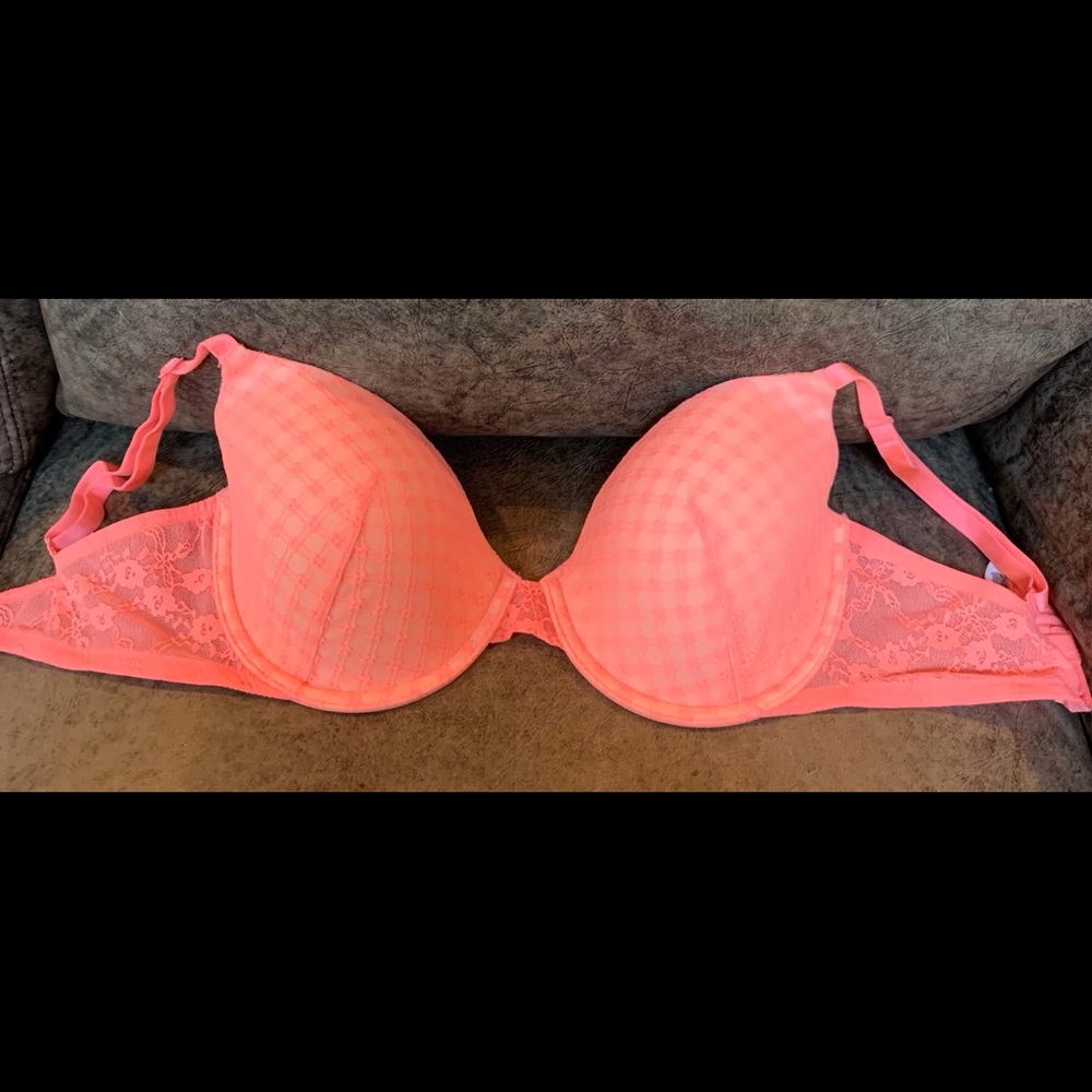 Victoria’s Secret 34DD bra